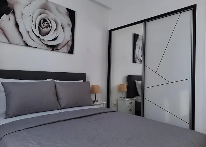 Luxury City Center Apartment - Garofita Romana